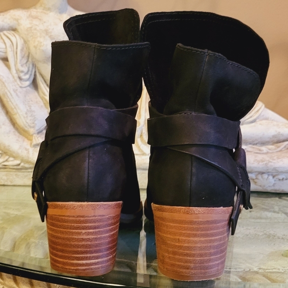 Ugg Elora Suede Ankle Boot - Picture 8 of 14